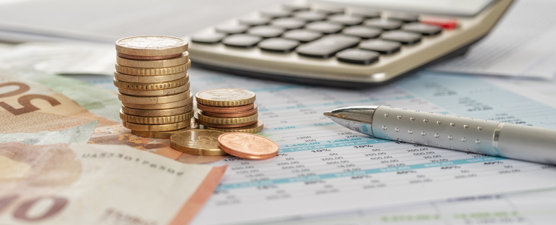 Geld - Taschenrechner - Kugelschreiber