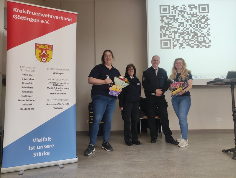 Dankeschön übergeben an Karen Funke und Anne Jeschina (v.l.n.r. Karen Funke, Michaela Facca-Warnecke, Andreas Teune, Anne Jeschina)