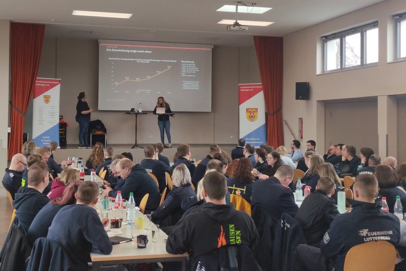 Karen Funke und Anne Jeschina bei ihrem Vortrag