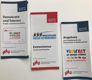 ein Bild der 3 Flyer, die links aufgezählt werden