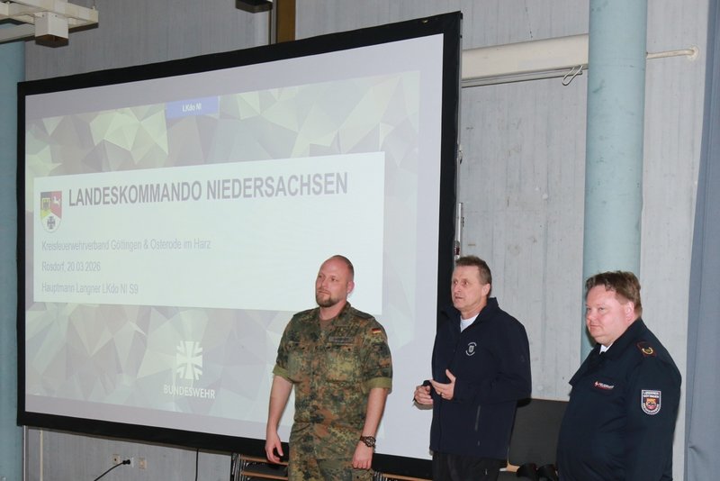 Eröffnung durch Vorsitzende Martin Willing und Markus Herzberg (v.l.n.r. Hauptmann P. Langner, Martin Willing, Markus Herzberg)