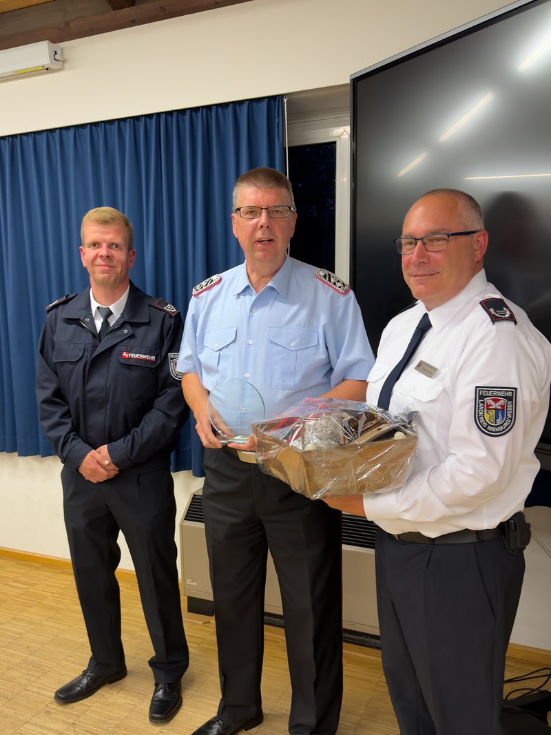 Detlef Kuhlmann (mitte) wurde durch Kreisausbildungsleiter Alexander Greif(links) und dem stellv. Kreisausbildungsleiter Charles Schnell (rechts) mit einem Präsentkorb verabschiedet.