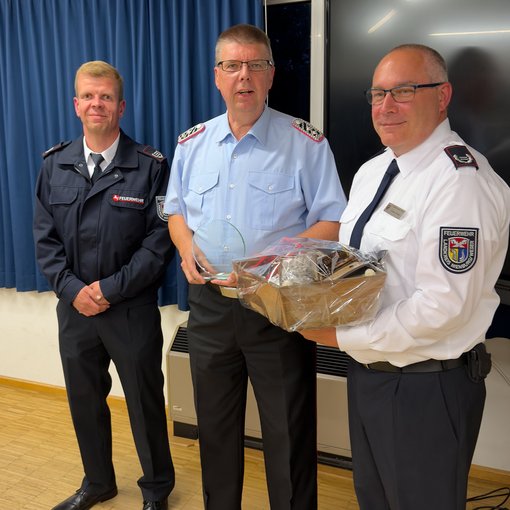 Detlef Kuhlmann (mitte) wurde durch Kreisausbildungsleiter Alexander Greif(links) und dem stellv. Kreisausbildungsleiter Charles Schnell (rechts) mit einem Präsentkorb verabschiedet.
